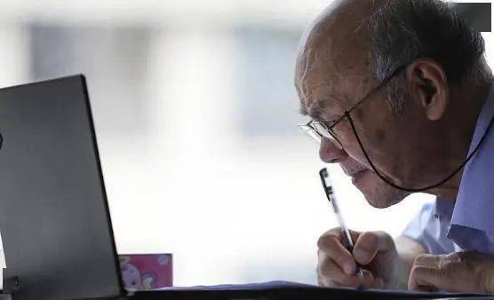 (香港综艺主持人有哪些)TVB香港综艺节目掌门人：打造笑声传奇的引领者